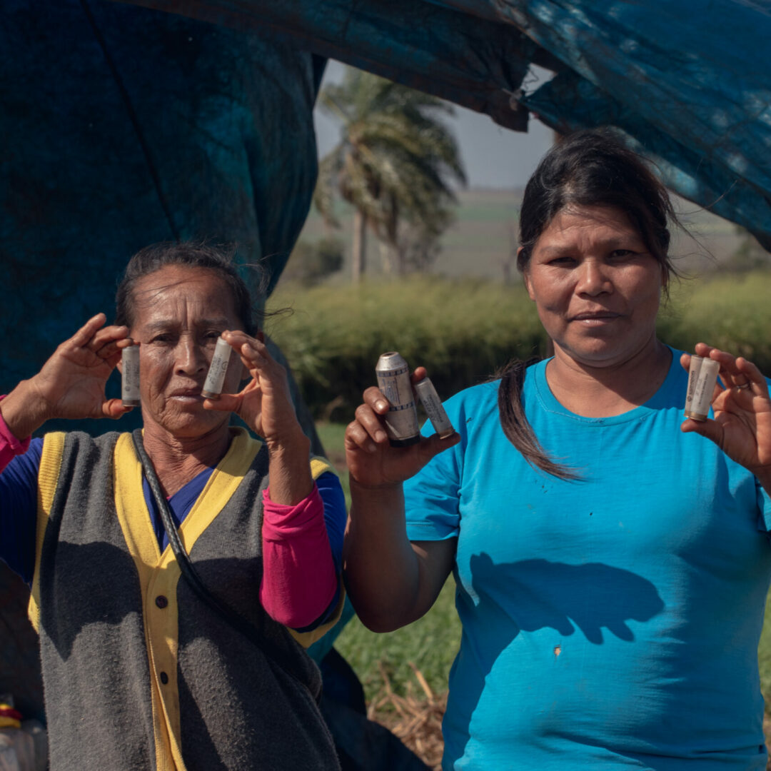 Angehörige der Guarani-Kaiowá zeigen die Gummigeschosshülsen und Tränengasreste des gewaltvollen Angriffs, dem sie ausgesetzt waren. Foto: Marcos Weiske