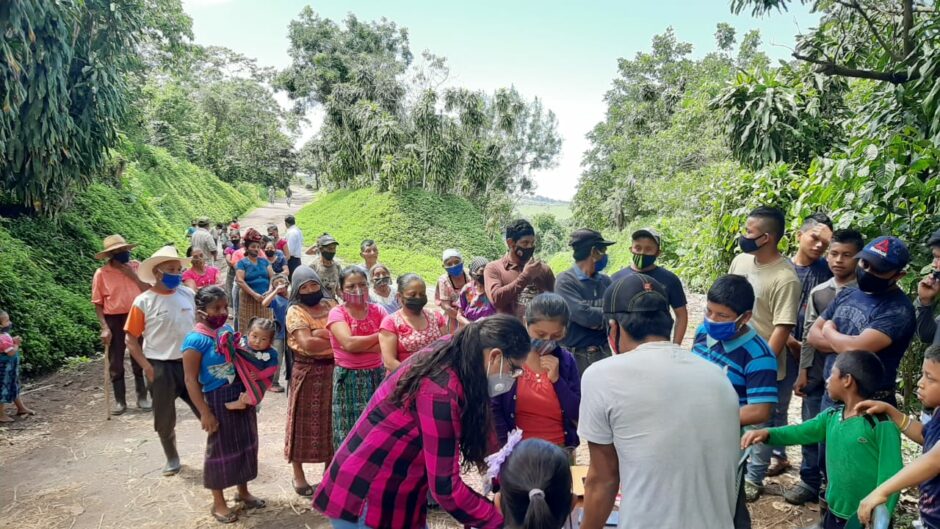 CEADEL setzt sich für die Rechte von Kaffee-Arbeiter*innen und Näher*innen in Guatemala ein und klärt sie beispielsweise in Schulungen über ihre Rechte auf.