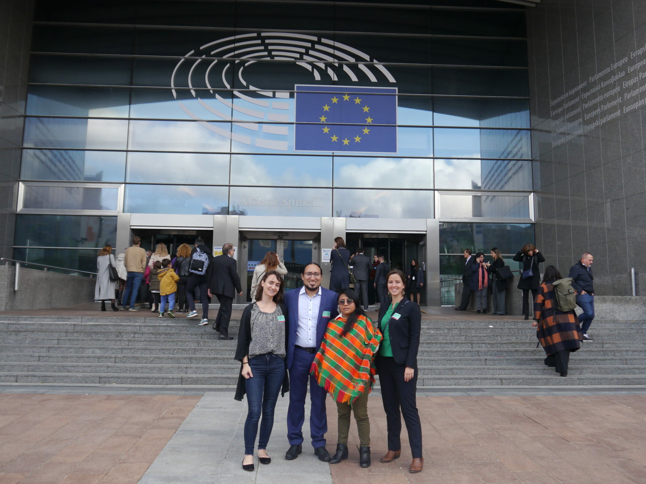 Luis González und Marlen Corea stehen mit unserer CIR Referentin für Klimagerechtigkeit Lisa Kirtz und der Volontärin Sina Trölenberg vor dem EU-Parlment