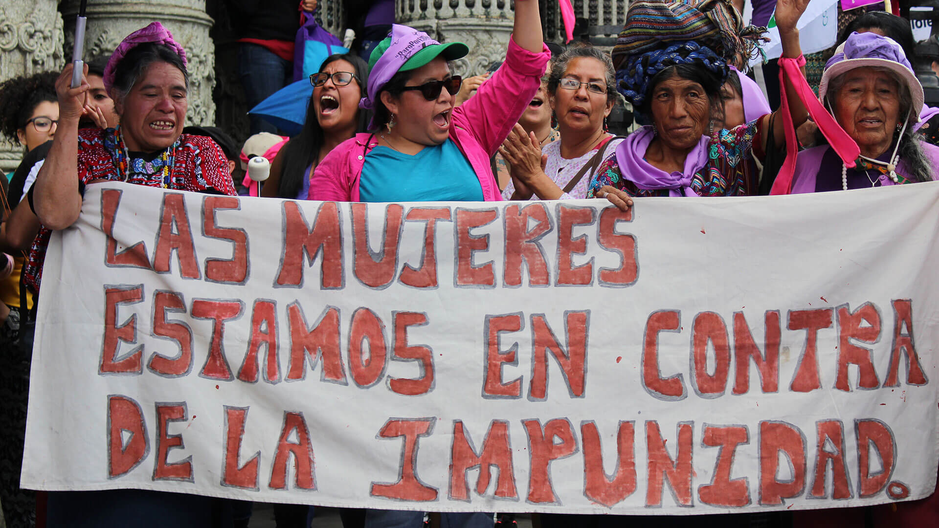 Demonstrierende halten ein Banner mit der Aufschrift "Las mujeres estamos en contra de la impunidad."