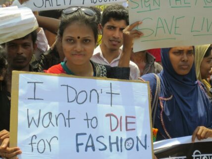 "Ich möchte nicht für Mode sterben", steht auf dem Schild einer demonstrierenden Frau nach dem Rana-Plaza-Unglück.