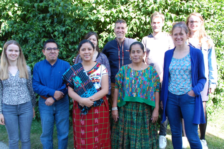 Palmöl und Kaffee sind beliebte Konsumgüter, für deren Produktion jedoch Regenwälder gerodet, Einwohner*innen vertrieben und Wasser verschwendet wird. Über die Folgen für indigene Gemeinden in Guatemala berichteten unsere drei Gäste auf einer Rundreise.