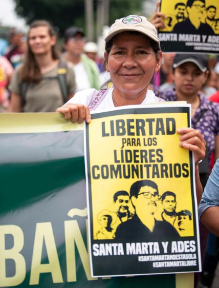 Vidalina Morales aus Santa Marta, El Salvador, Vorsitzende der Organisation ADES, bei einer Demonstration am 1. Mai zur Freilassung der fünf Inhaftierten ihrer Gemeinde.