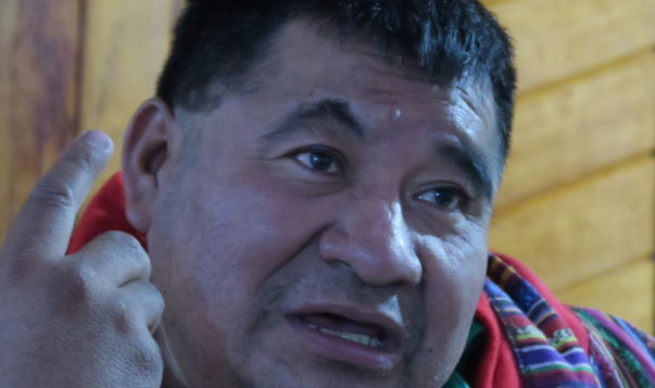 Bernardo Caal Xol wurde durch seinen Einsatz für den Schutz des heiligen Flusses Cahabón in Guatemala landesweit bekannt – und letztlich kriminalisiert. Sein Fall steht beispielhaft für die Verfolgung von Menschenrechtsverteidiger*innen durch ein korrumpiertes Justizsystem.