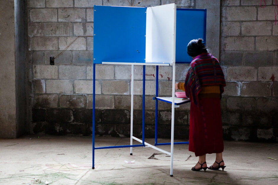 Der linke Kandidat Bernardo Arévalo hat es überraschend in die Stichwahl um das Präsidentschaftsamt in Guatemala geschafft. Die herrschende politische Elite versucht seitdem einen Machtwechsel und dringend nötigen Wandel im Land zu verhindern. Unsere Partner*innen vor Ort beobachten die Lage mit Besorgnis.