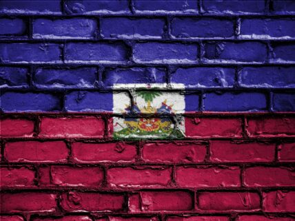 Die haitianische Flagge auf eine Hauswand gemalt