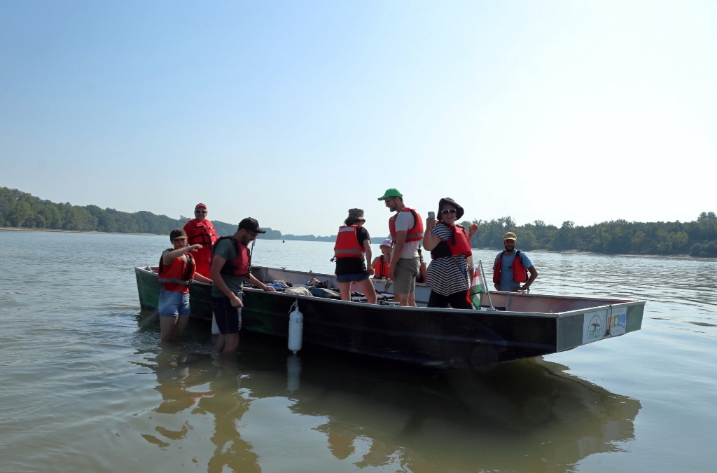 Mehrere Klimabotschafter*innen in einem Boot auf dem Wasser