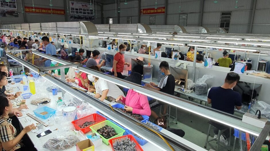 Mit Beginn des Weihnachtsgeschäfts erscheint der Toys Report 2023 über die Arbeitsbedingungen in der Spielzeugproduktion mit Fokus auf Vietnam. Der Report macht auf die wachsende Gefahrenlage für verdeckte Ermittlungen aufmerksam.