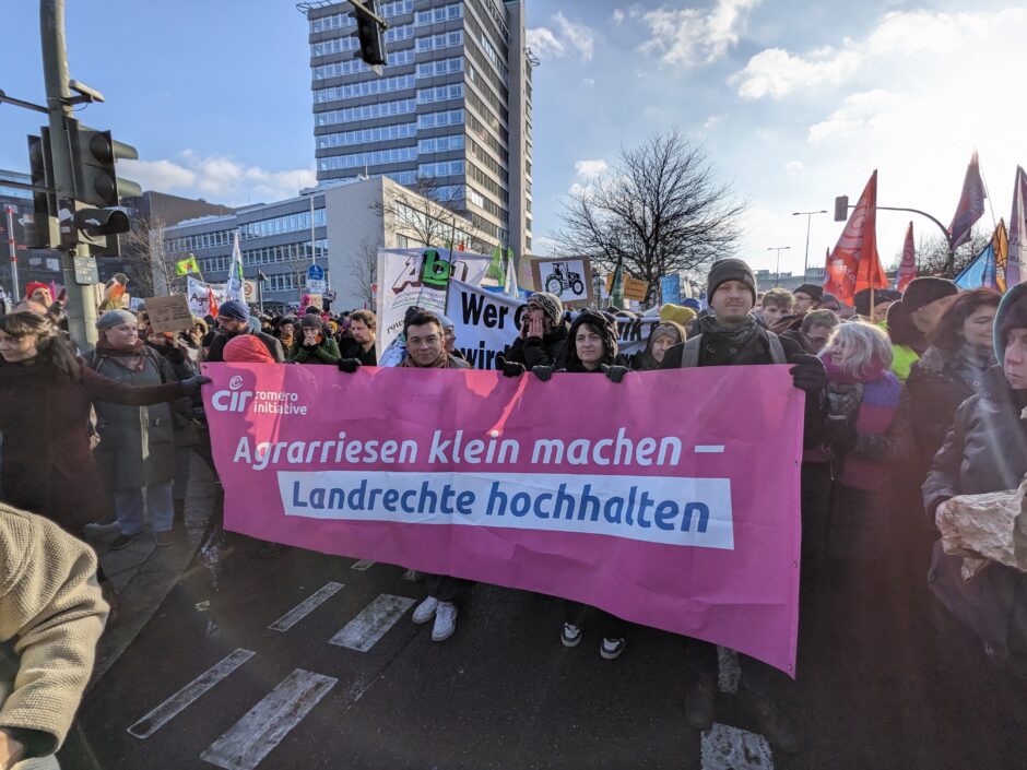 Anderson Sandoval, Relana Waldner und Dominik Groß bei der WHES-Demo 2024 in Berlin.