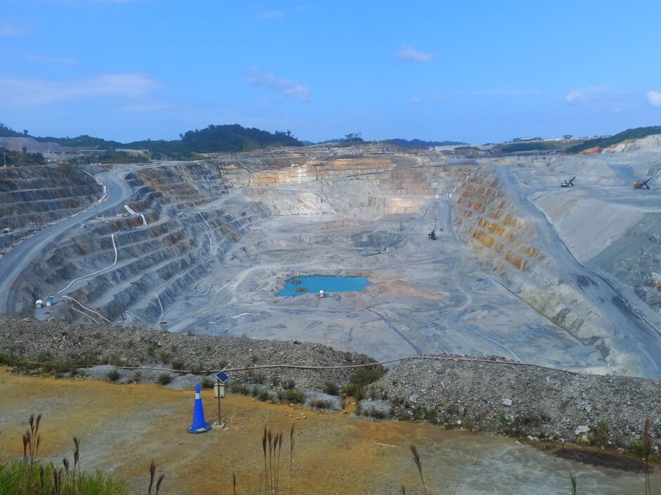 Der deutsche Metallkonzern Aurubis hat Kupfererz aus Panama importiert. Dort hat ein illegales Bergbauprojekt zu Umweltzerstörung und Gewalt geführt. Der Konflikt um die Mine stellt sowohl die Nachhaltigkeit der „Zukunftsmetalle“ von Aurubis als auch die Idee des „grünen Wachstums“ in Frage.