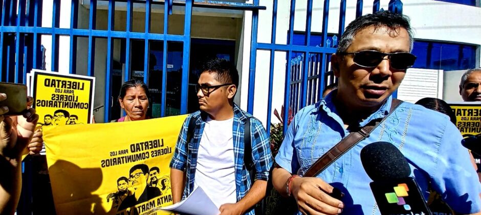 In El Salvador werden fünf Umweltaktivisten aus Santa Marta kriminalisiert: Ihre Haftstrafe wurde inzwischen in Hausarrest umgewandelt, aber die Justizbehörden verschleppen den Prozess. Dahinter könnte die Absicht der Regierung stecken, Aktivist*innen einzuschüchtern und den Widerstand gegen den Bergbau im Land zu brechen.