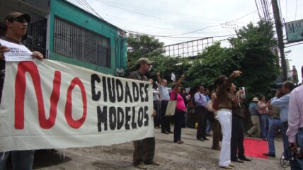 Menschen protestieren gegen Modelstädte in Honduras.
