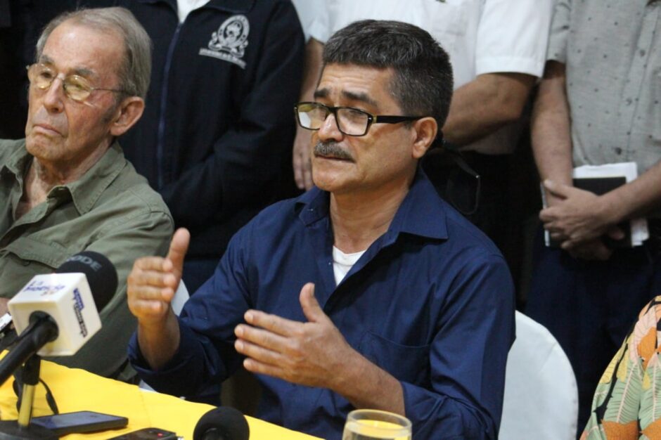 Seit fast zwei Jahren werden fünf salvadorianische Umweltaktivisten, die sich gegen den Goldbergbau einsetzen, strafverfolgt. Beobachter*innen werten dies als eine politisch motivierte Kriminalisierung durch Präsident Bukele, der das Bergbauverbot seines Landes aushebeln will. Eine Chronik der Ereignisse.
