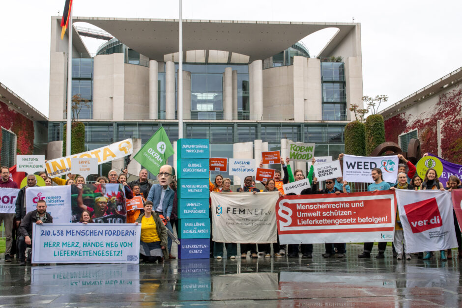 Über 210.000 Menschen haben die Petition für den Erhalt eines starken Lieferkettengesetzes unterzeichnet und damit ein Zeichen für Menschenrechte und Umweltschutz gesetzt. Nun wurde die Petition in Berlin übergeben - im Bündnis, mit einer starken gemeinsamen Botschaft.