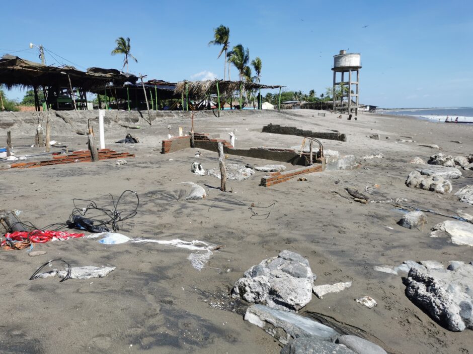 Die Klimakrise zerstört in dem kleinen honduranischen Fischerdorf Cedeño zusehends die Lebensgrundlagen: Straßen, Häuser, Restaurants und Schulen wurden vom Meer verschluckt, das Grundwasser ist versalzen und die Fischerei sowie der Tourismus sind eingebrochen. Die Bewohner*innen fordern staatliche Unterstützung.