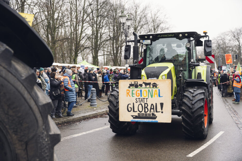 Abhängigkeit von fossiler Energie kommt Bäuer*innen und Verbraucher*innen teuer zu stehen – in Deutschland und weltweit. Bundesregierung muss rückwärtsgewandte Politik stoppen. Lösungen liegen schon lange auf dem Tisch.