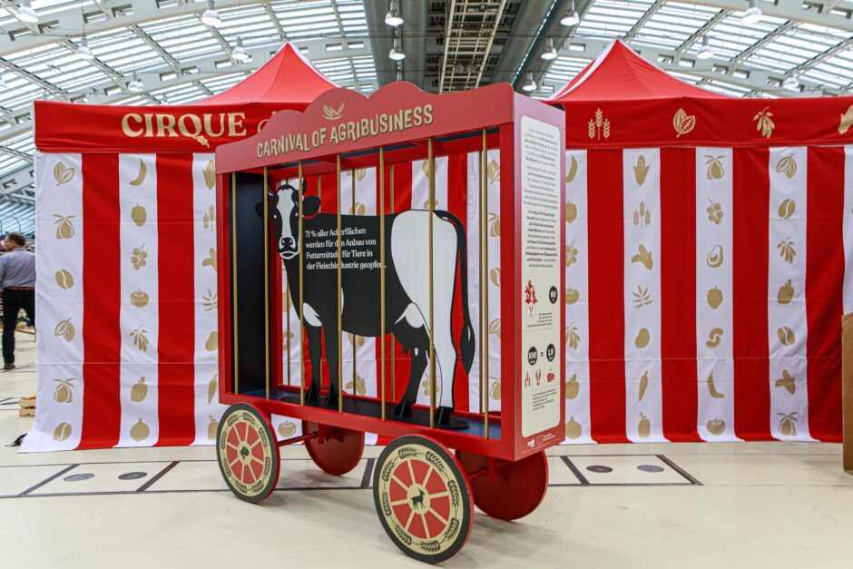 Entdecke die Schattenseiten unseres Ernährungssystems und lerne Lösungen für eine nachhaltige und gerechte Landwirtschaft kennen. Unsere interaktive Ausstellung 